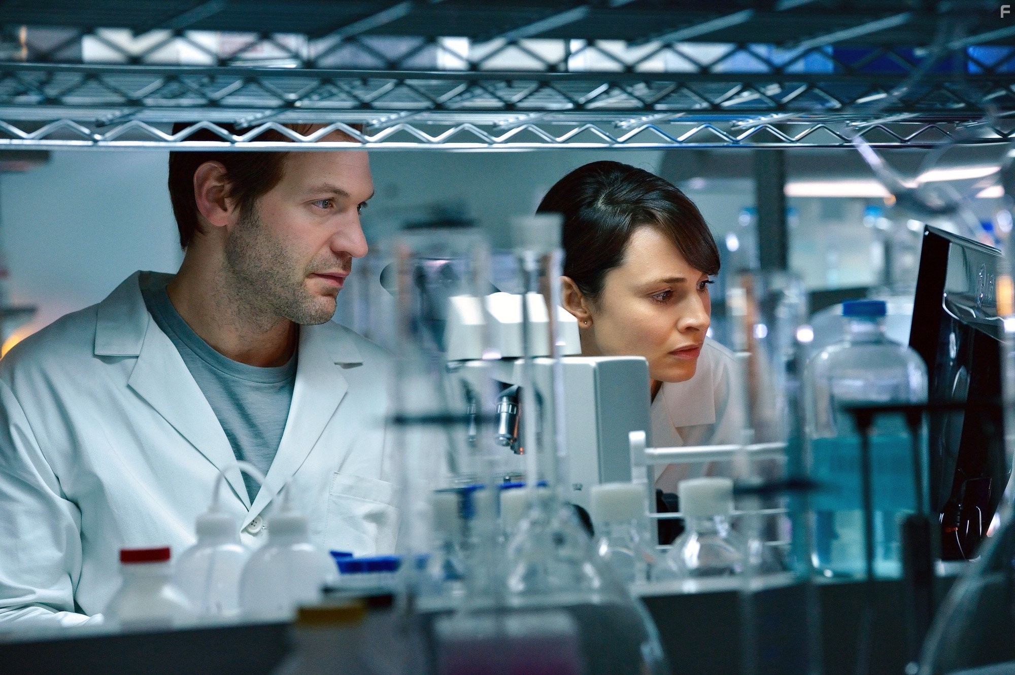 M?a Maestro and Corey Stoll in Штамм (2014)