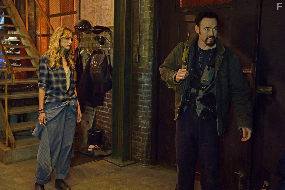 Kevin Durand and Ruta Gedmintas in Штамм (2014)