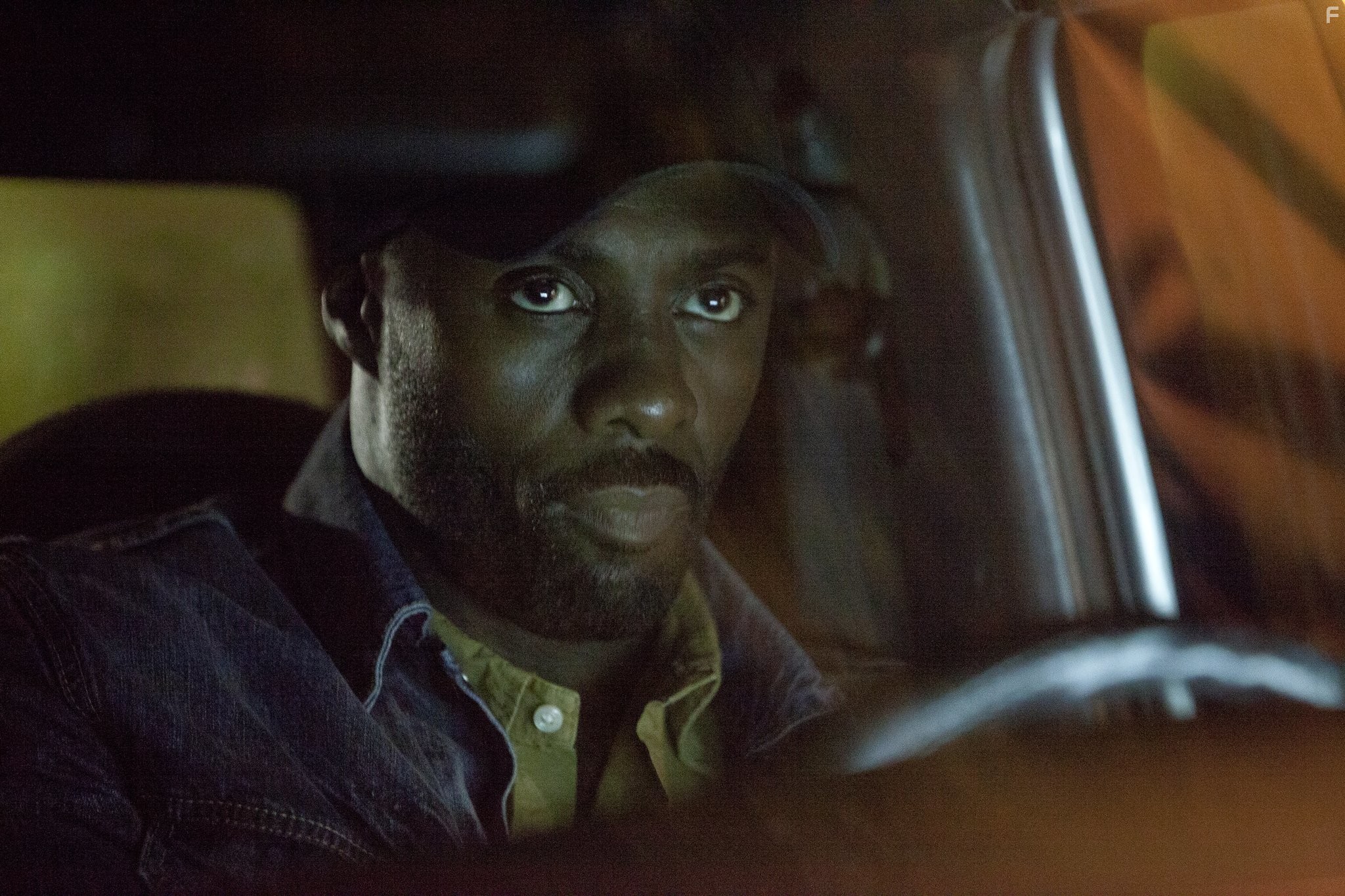 Idris Elba in Никаких добрых дел (2014)