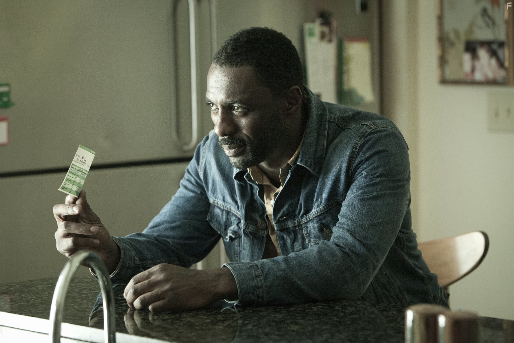 Idris Elba in Никаких добрых дел (2014)