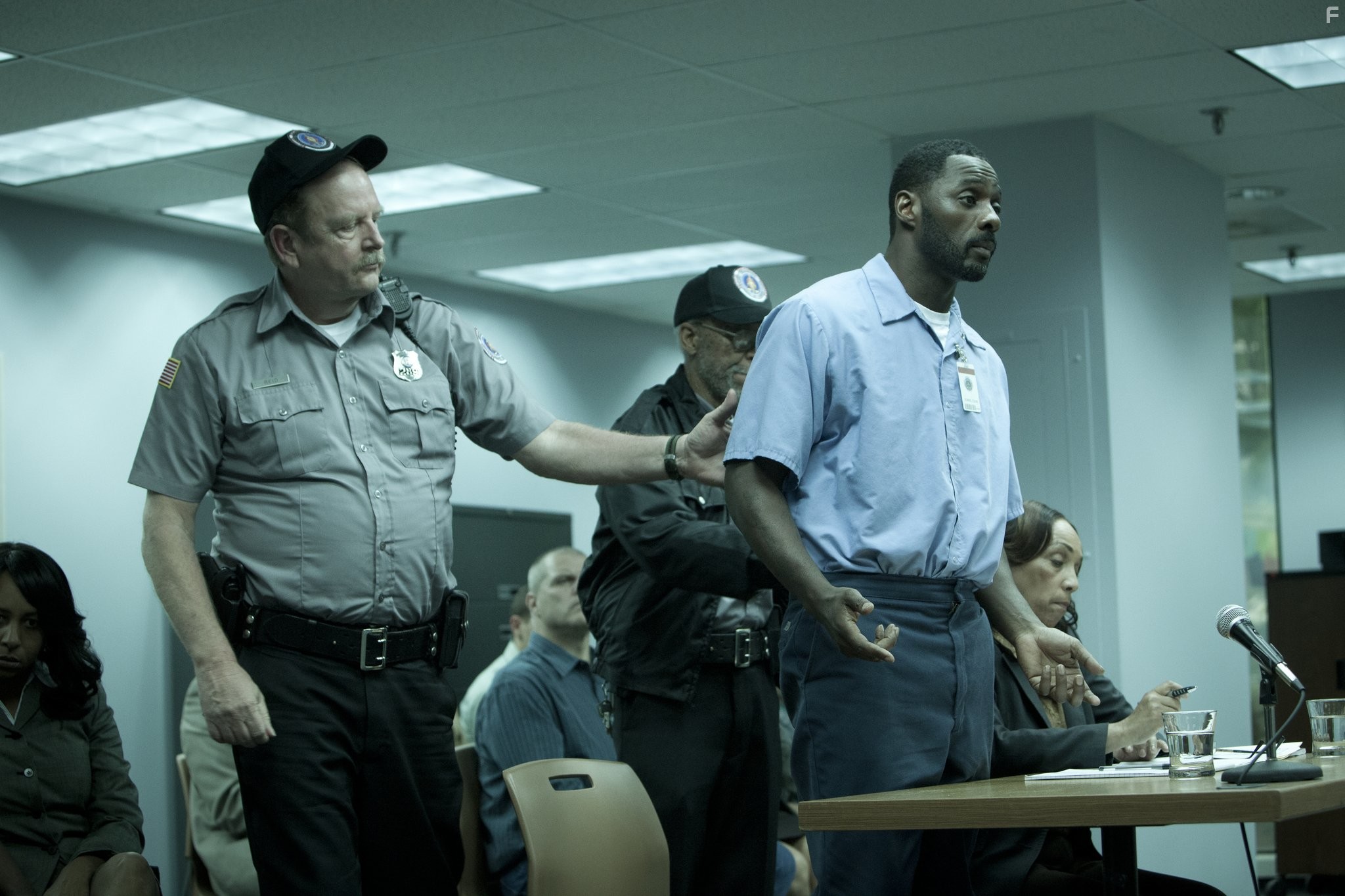 Idris Elba in Никаких добрых дел (2014)