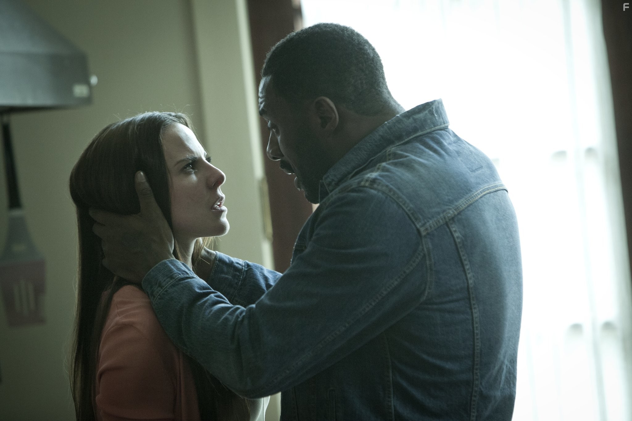 Kate del Castillo and Idris Elba in Никаких добрых дел (2014)