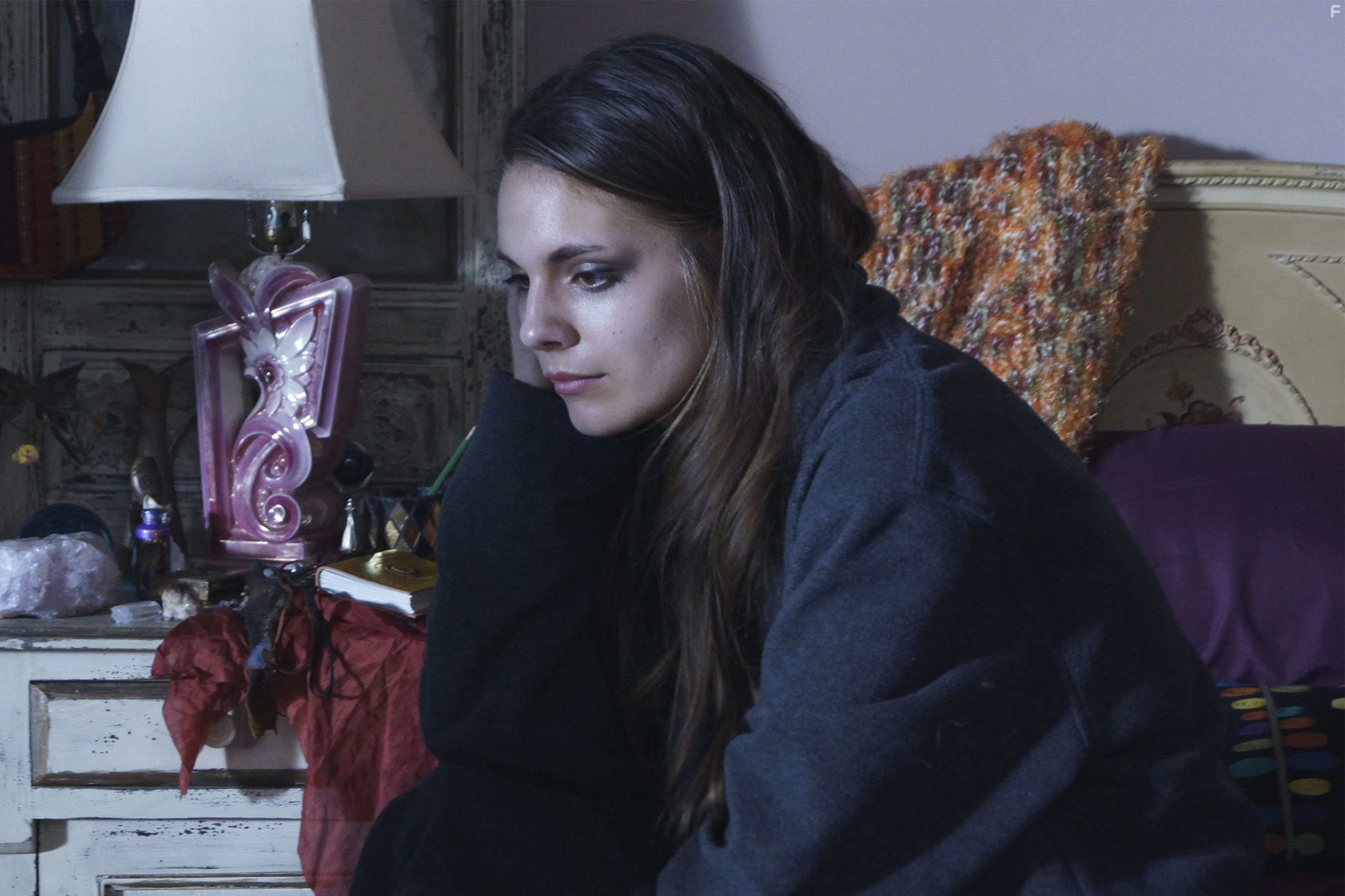 Caitlin Stasey in Все болельщицы умрут (2013)