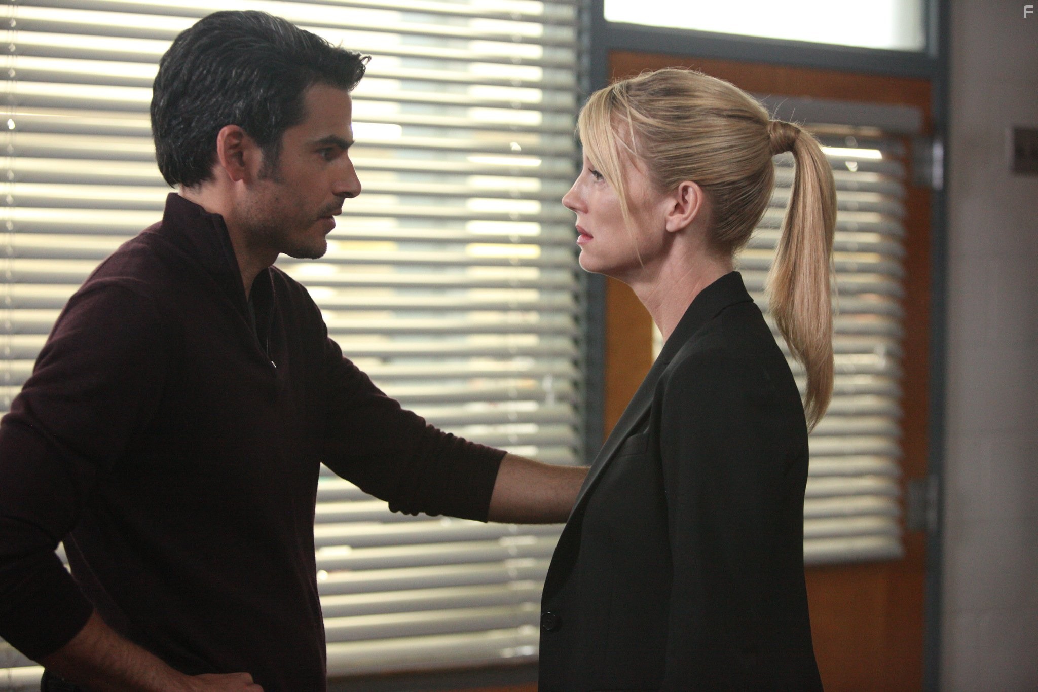 Eddie Matos and Cynthia Watros in В поисках Картер (2014)
