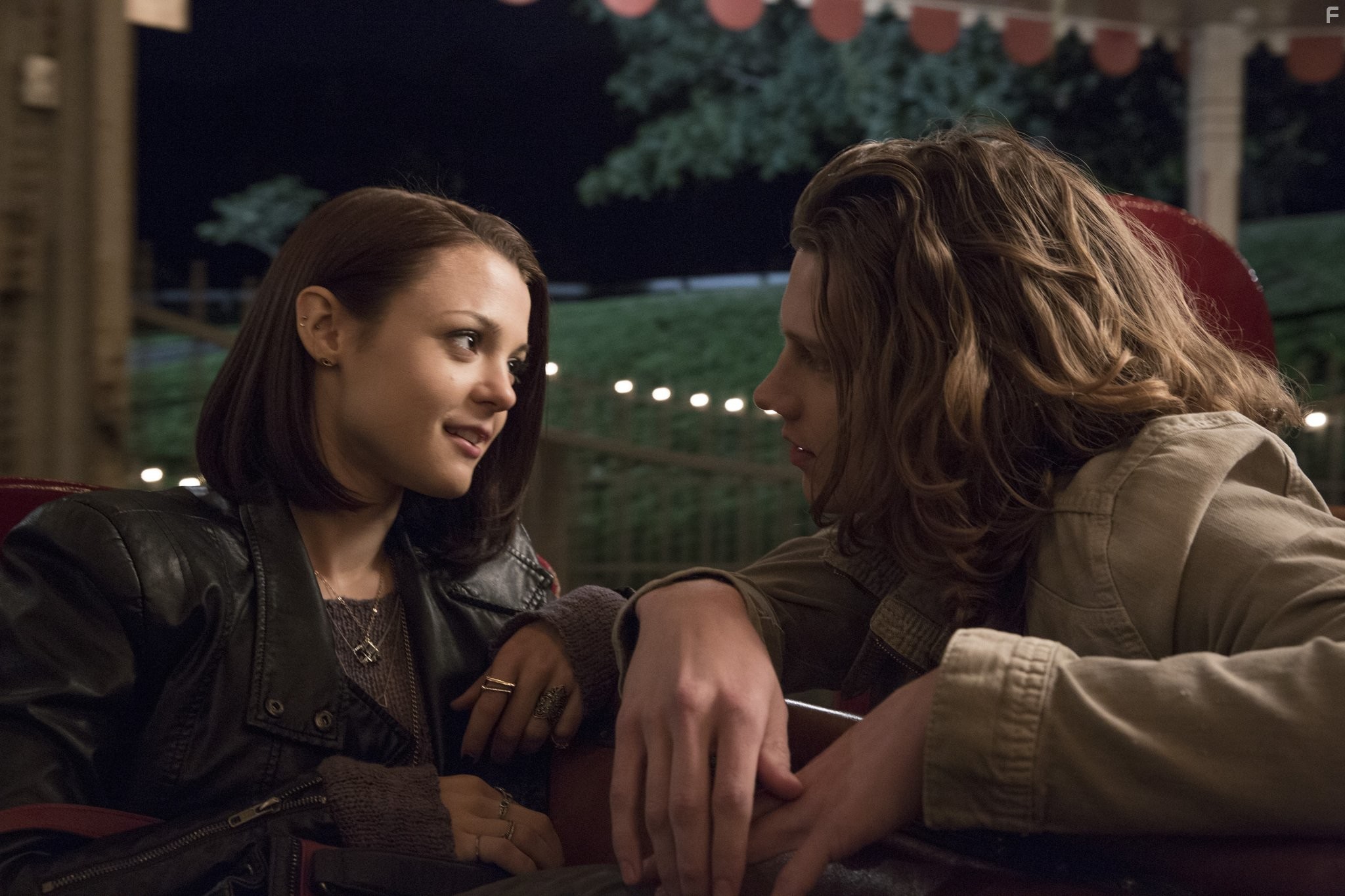 Kathryn Prescott and Alex Saxon in В поисках Картер (2014)