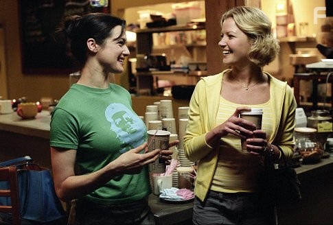 Gretchen Mol and Rachel Weisz in Образ вещей (2003)