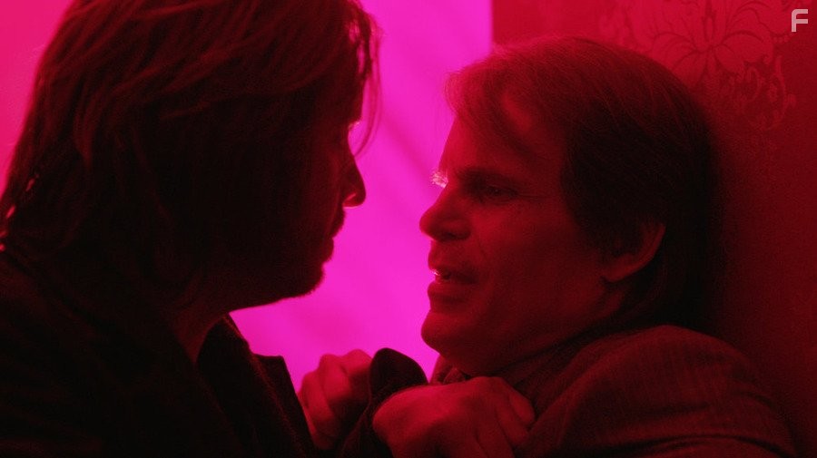Zeljko Ivanek and Aaron Stanford in 12 oбезьян (2015)
