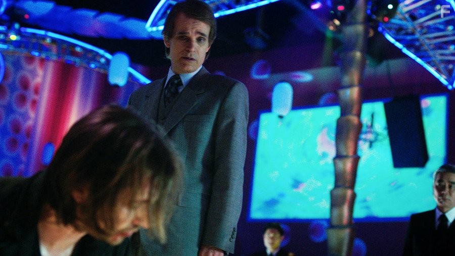 Zeljko Ivanek and Aaron Stanford in 12 oбезьян (2015)