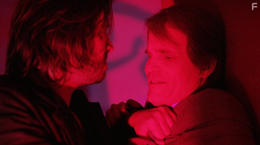 Zeljko Ivanek and Aaron Stanford in 12 oбезьян (2015)