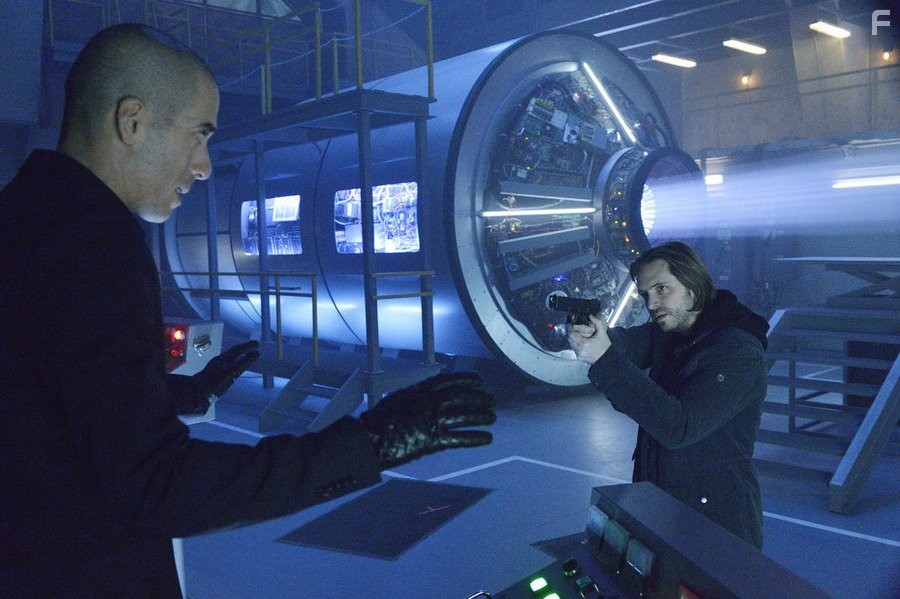 Kirk Acevedo and Aaron Stanford in 12 oбезьян (2015)