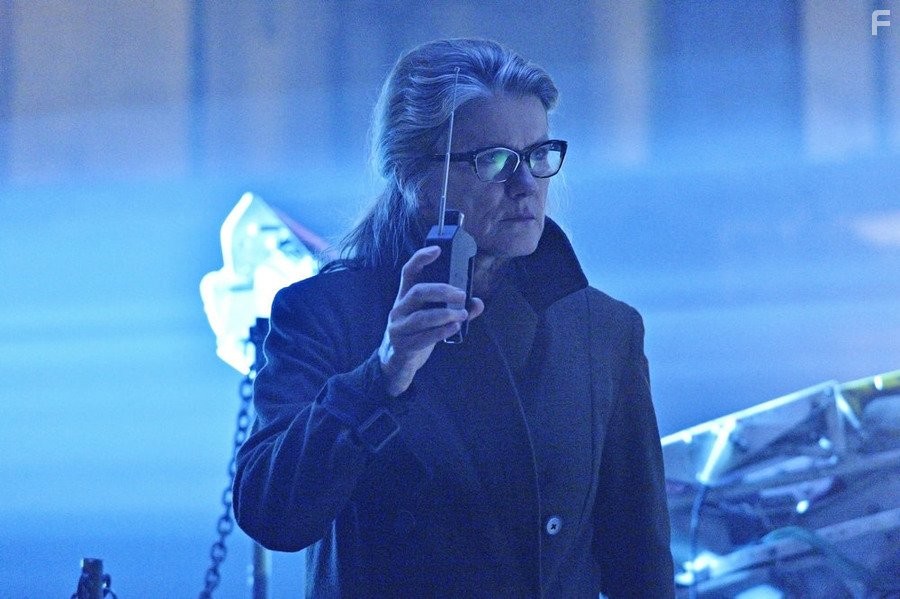 Barbara Sukowa in 12 oбезьян (2015)