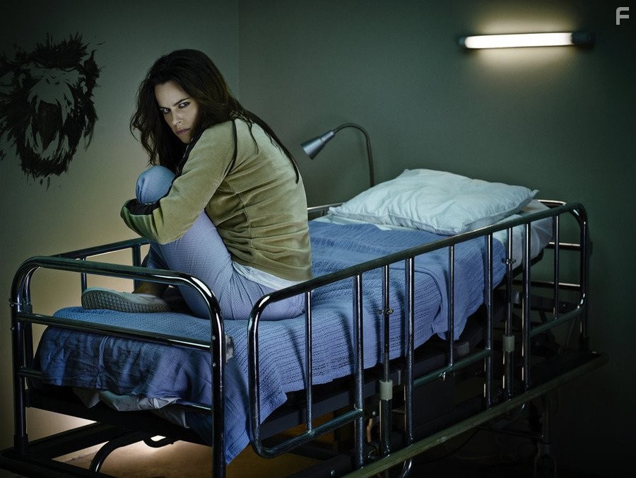 Emily Hampshire in 12 oбезьян (2015)