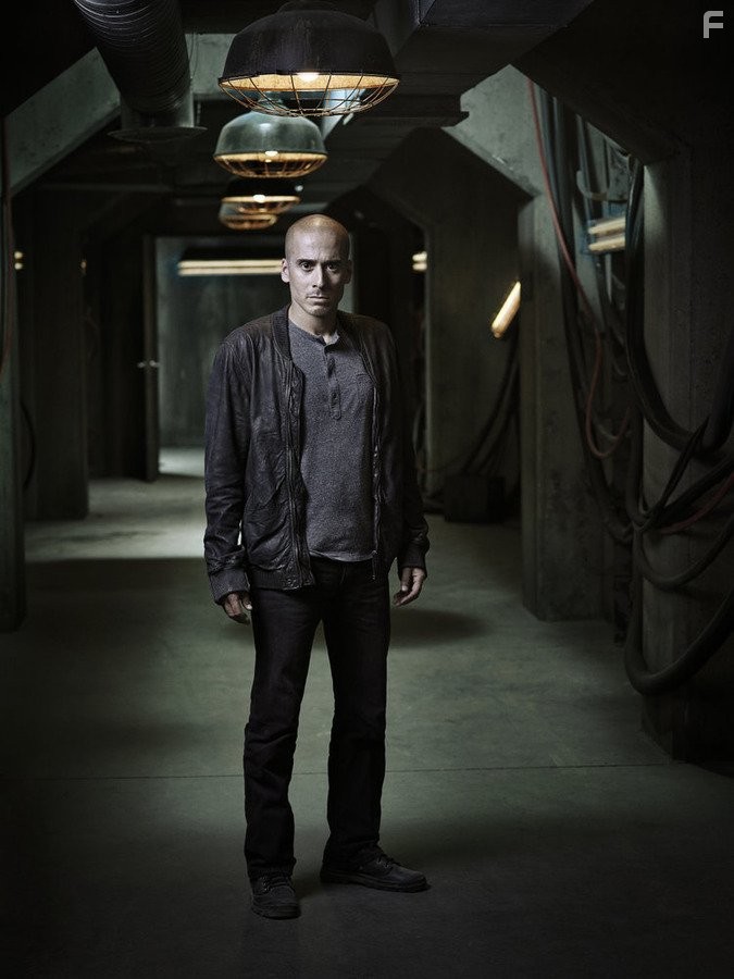 Kirk Acevedo in 12 oбезьян (2015)