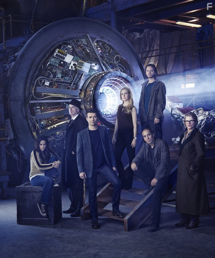 Tom Noonan, Kirk Acevedo, Noah Bean, Emily Hampshire, Amanda Schull, Aaron Stanford, and Barbara Sukowa in 12 oбезьян (2015)