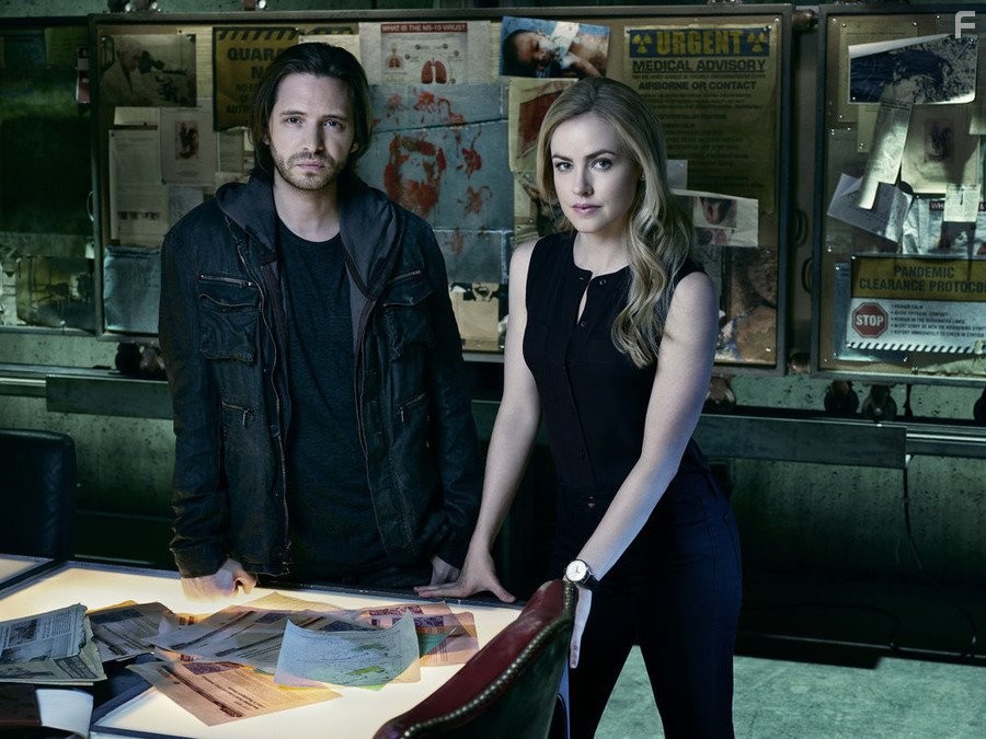 Amanda Schull and Aaron Stanford in 12 oбезьян (2015)