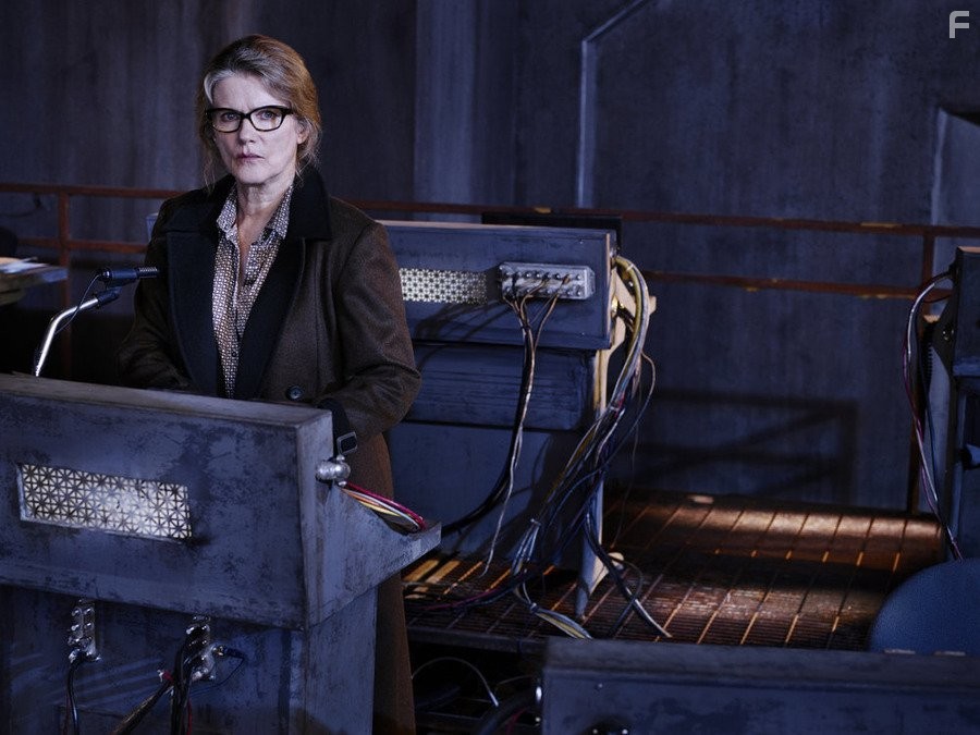 Barbara Sukowa in 12 oбезьян (2015)