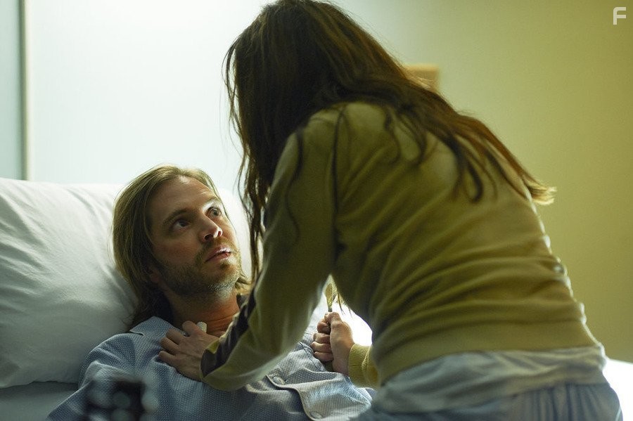 Emily Hampshire and Aaron Stanford in 12 oбезьян (2015)