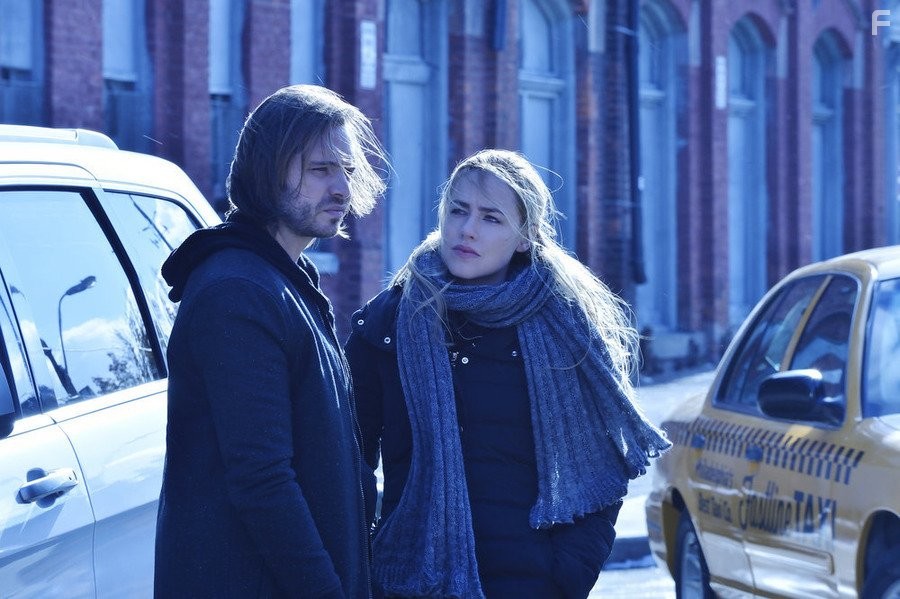 Amanda Schull and Aaron Stanford in 12 oбезьян (2015)