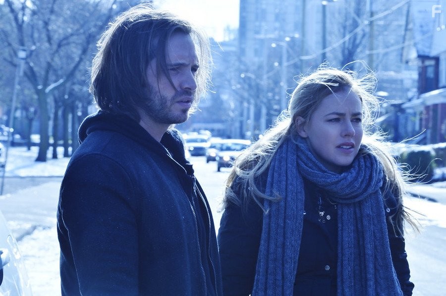 Amanda Schull and Aaron Stanford in 12 oбезьян (2015)