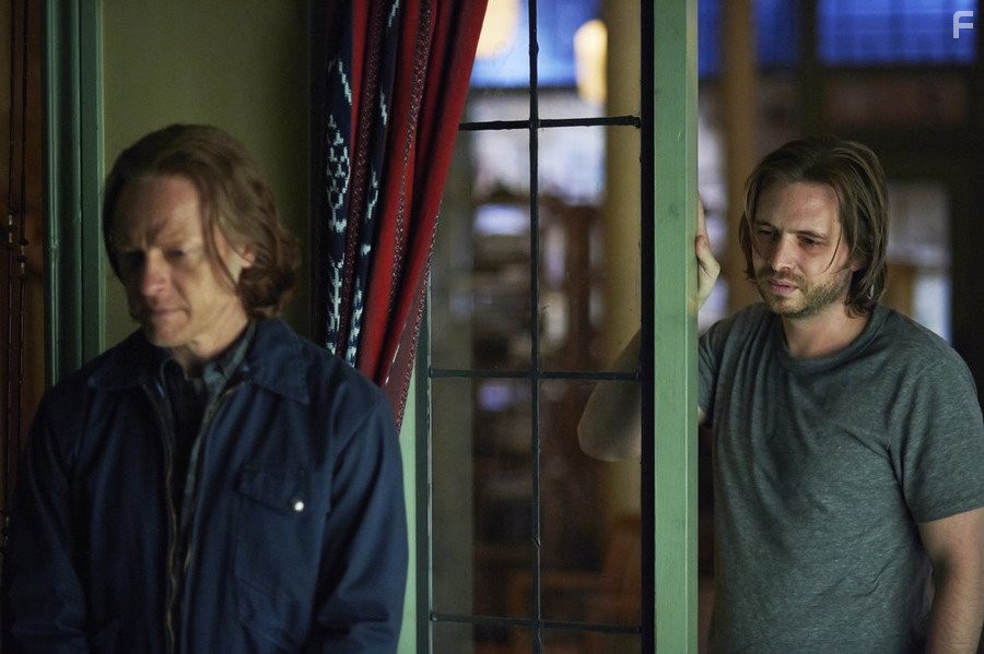 Patrick Garrow and Aaron Stanford in 12 oбезьян (2015)