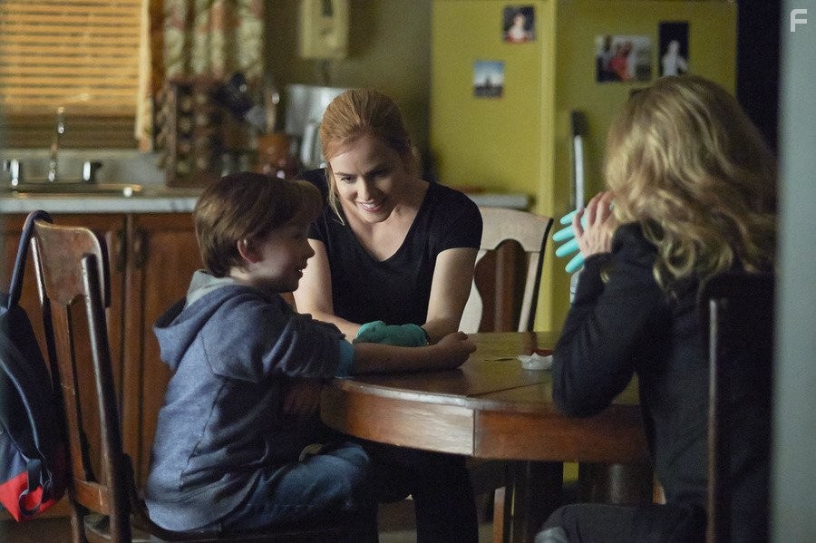 Amanda Schull and Jack Fulton in 12 oбезьян (2015)