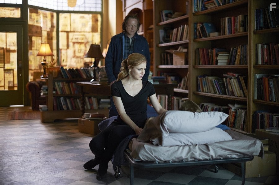 Patrick Garrow and Amanda Schull in 12 oбезьян (2015)