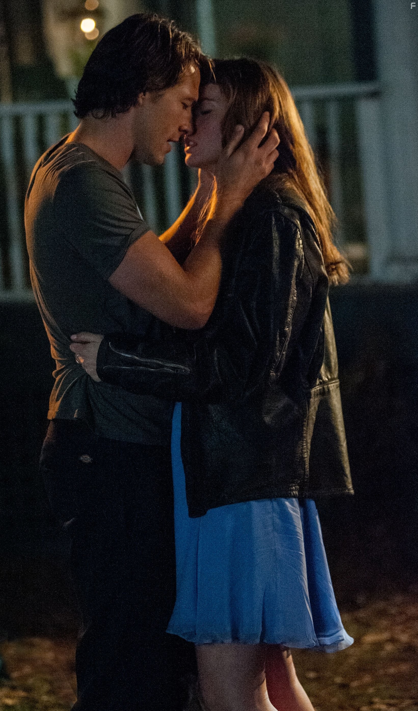 Liana Liberato and Luke Bracey in Лучшее во мне (2014)