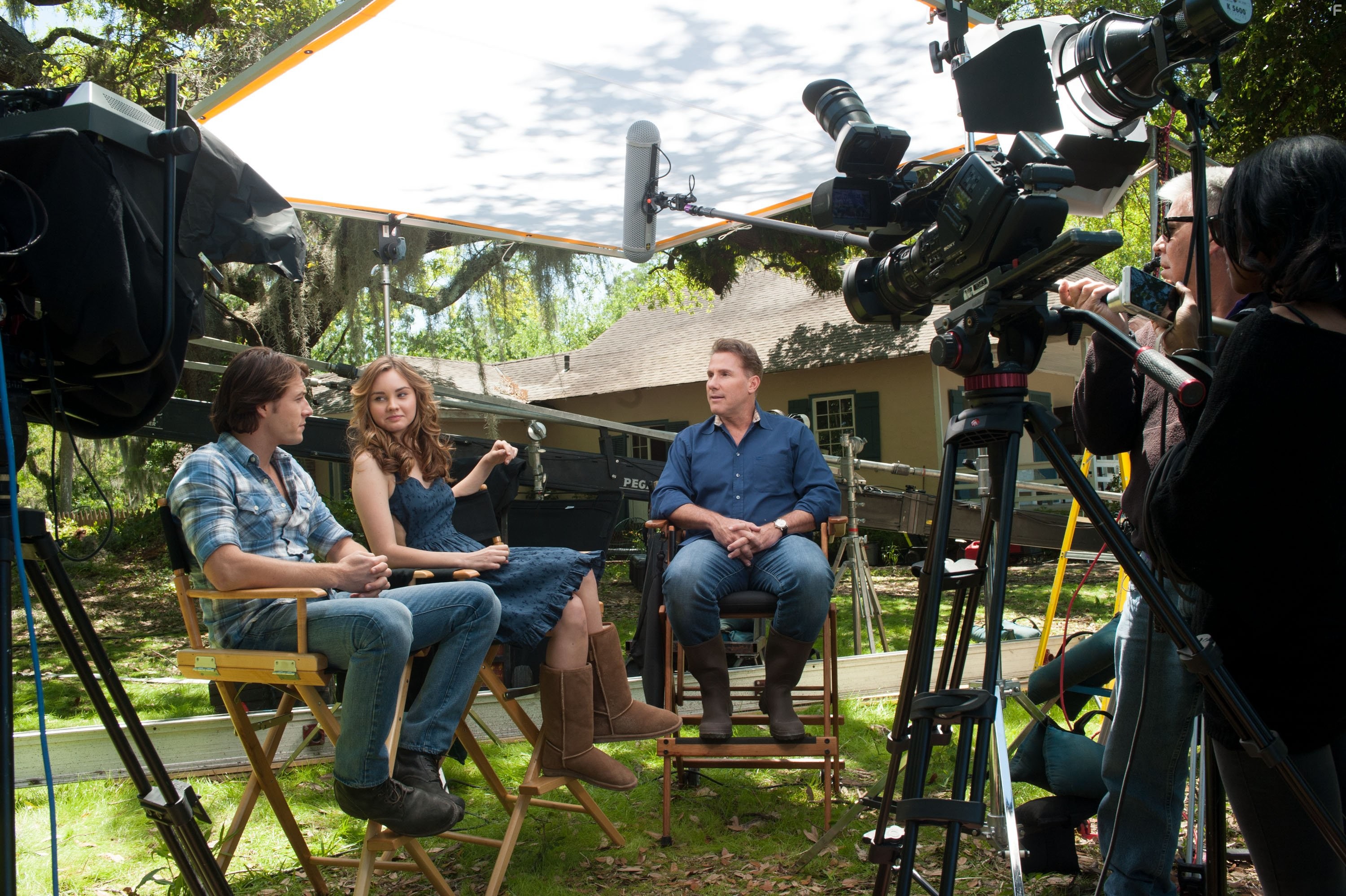 Liana Liberato and Luke Bracey in Лучшее во мне (2014)