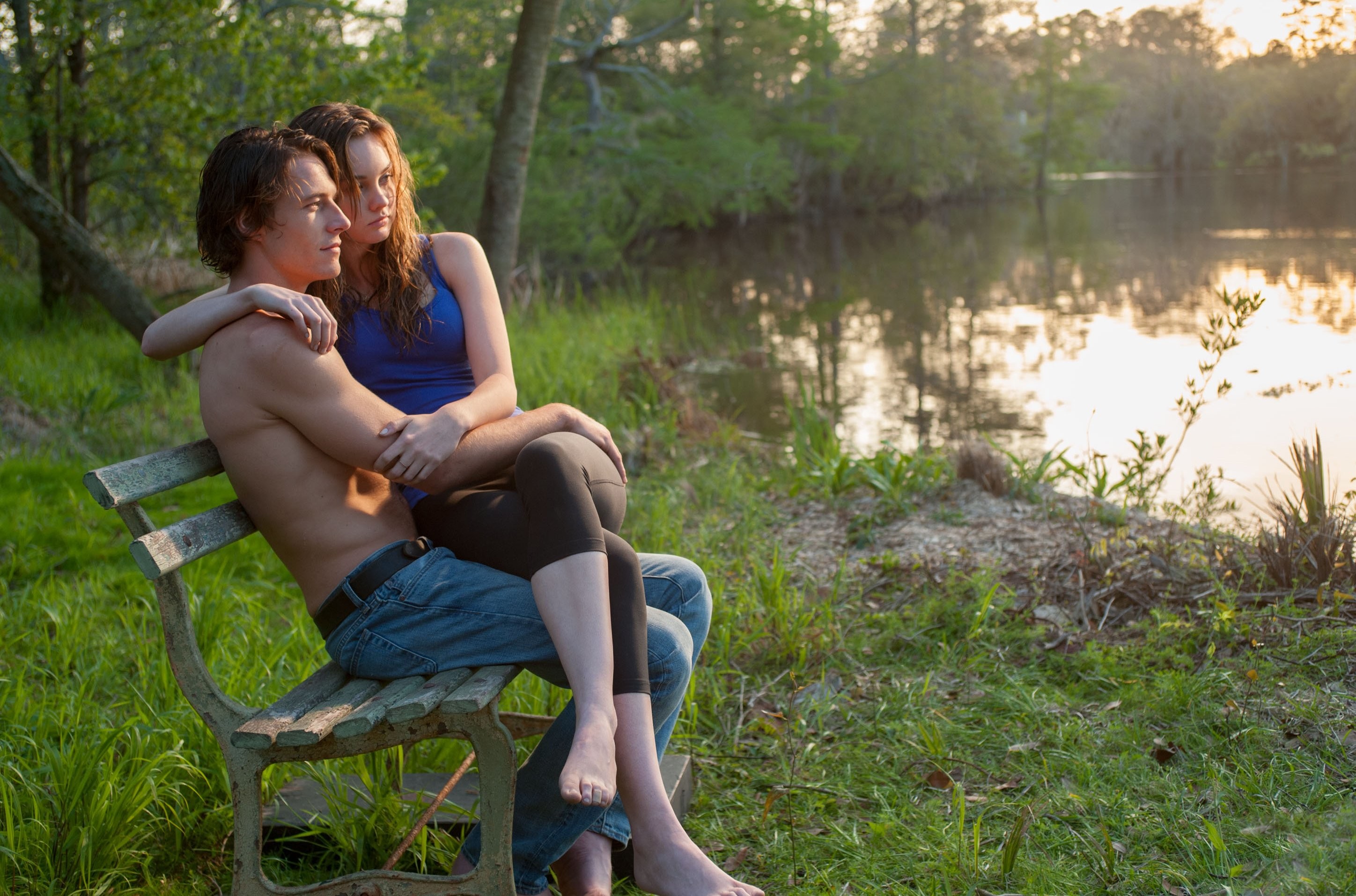 Liana Liberato and Luke Bracey in Лучшее во мне (2014)