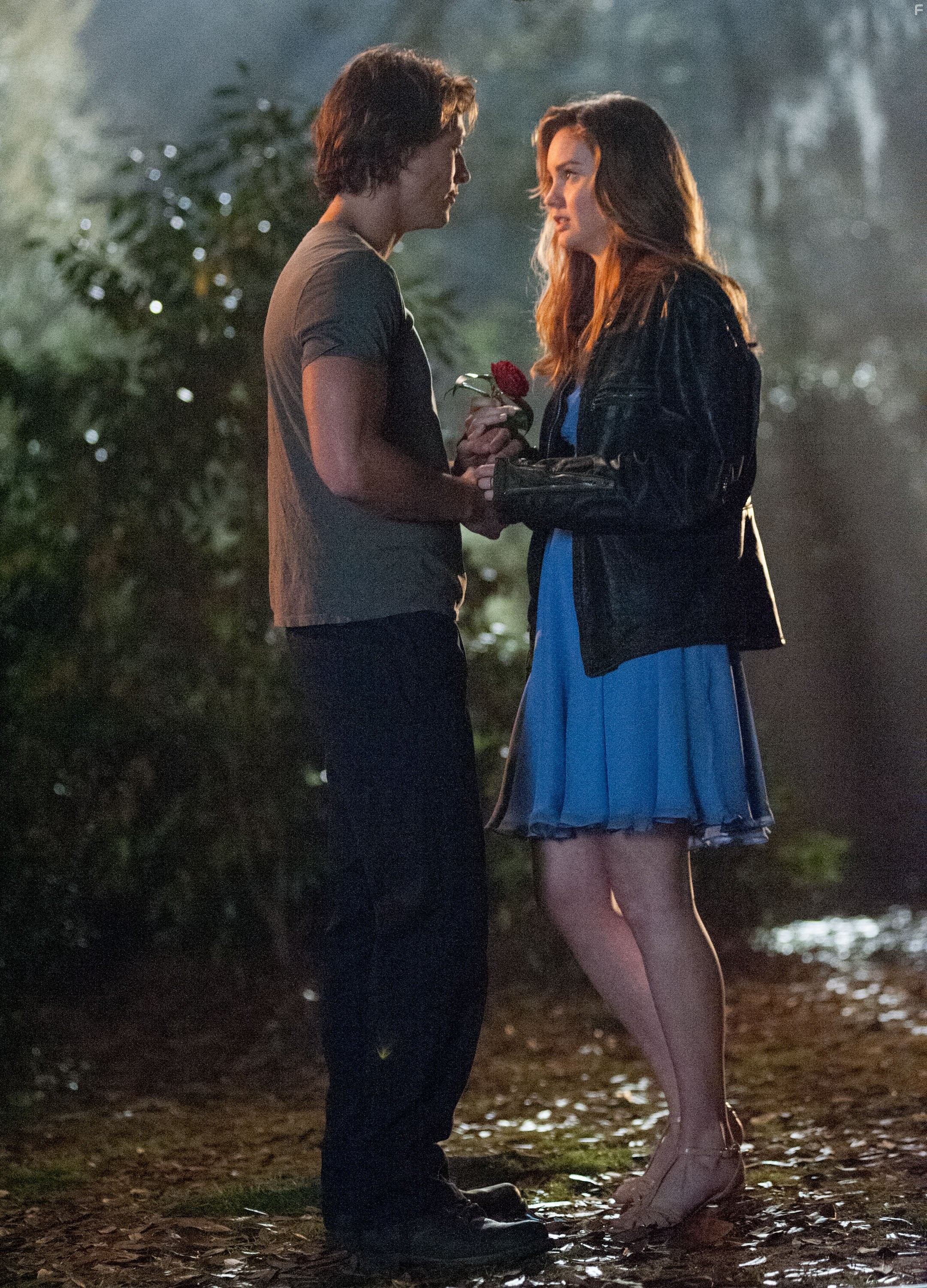 Liana Liberato and Luke Bracey in Лучшее во мне (2014)