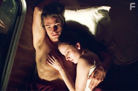 Sarah Polley and Scott Speedman in Моя жизнь без меня (2003)