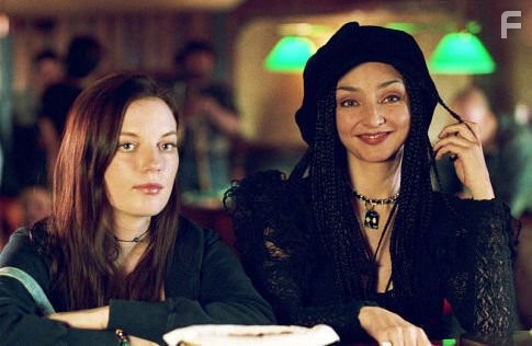 Sarah Polley and Maria de Medeiros in Моя жизнь без меня (2003)