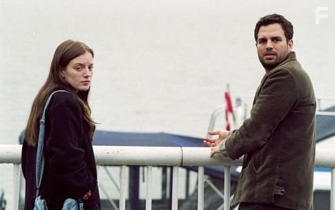 Sarah Polley and Mark Ruffalo in Моя жизнь без меня (2003)