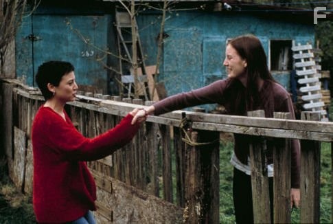 Sarah Polley and Leonor Watling in Моя жизнь без меня (2003)