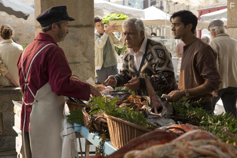 Om Puri and Manish Dayal in Пряности и страсти (2014)
