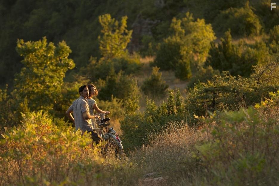 Manish Dayal and Charlotte Le Bon in Пряности и страсти (2014)