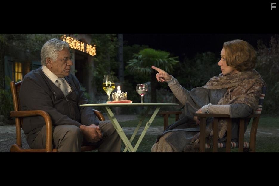 Helen Mirren and Om Puri in Пряности и страсти (2014)