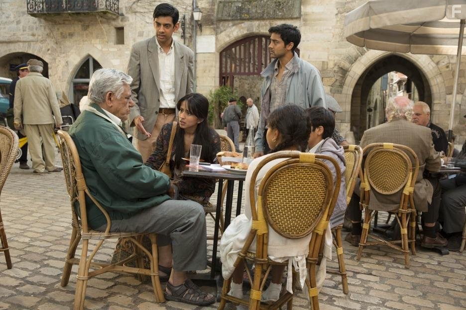 Om Puri, Amit Shah, Manish Dayal, and Farzana Dua Elahe in Пряности и страсти (2014)