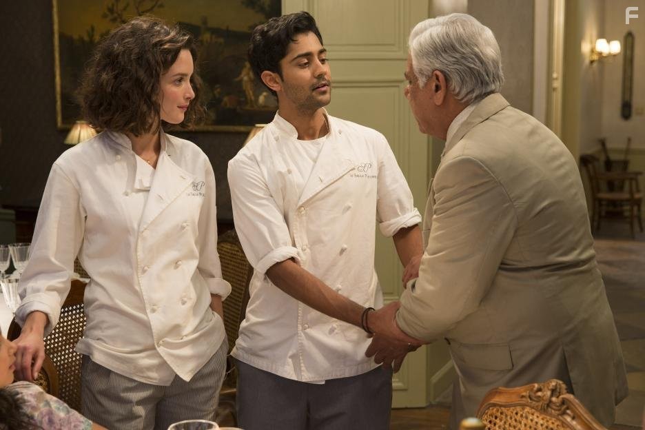Om Puri, Manish Dayal, and Charlotte Le Bon in Пряности и страсти (2014)