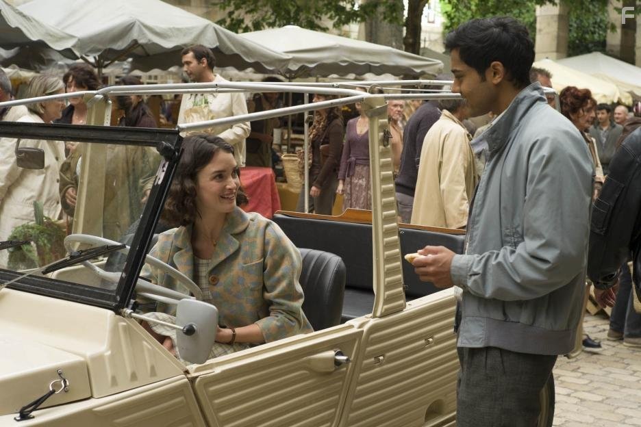 Manish Dayal and Charlotte Le Bon in Пряности и страсти (2014)