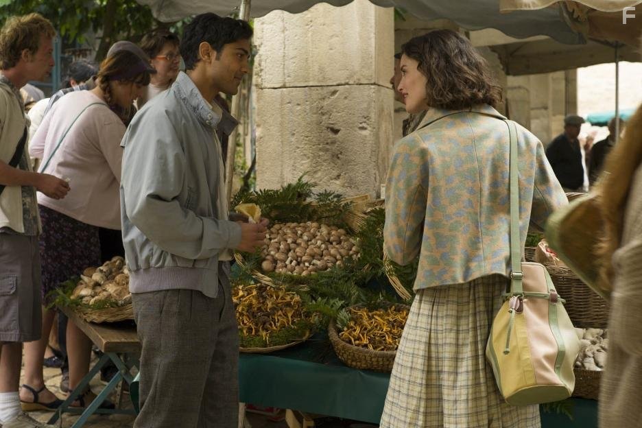 Manish Dayal and Charlotte Le Bon in Пряности и страсти (2014)