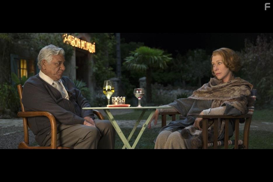 Helen Mirren and Om Puri in Пряности и страсти (2014)
