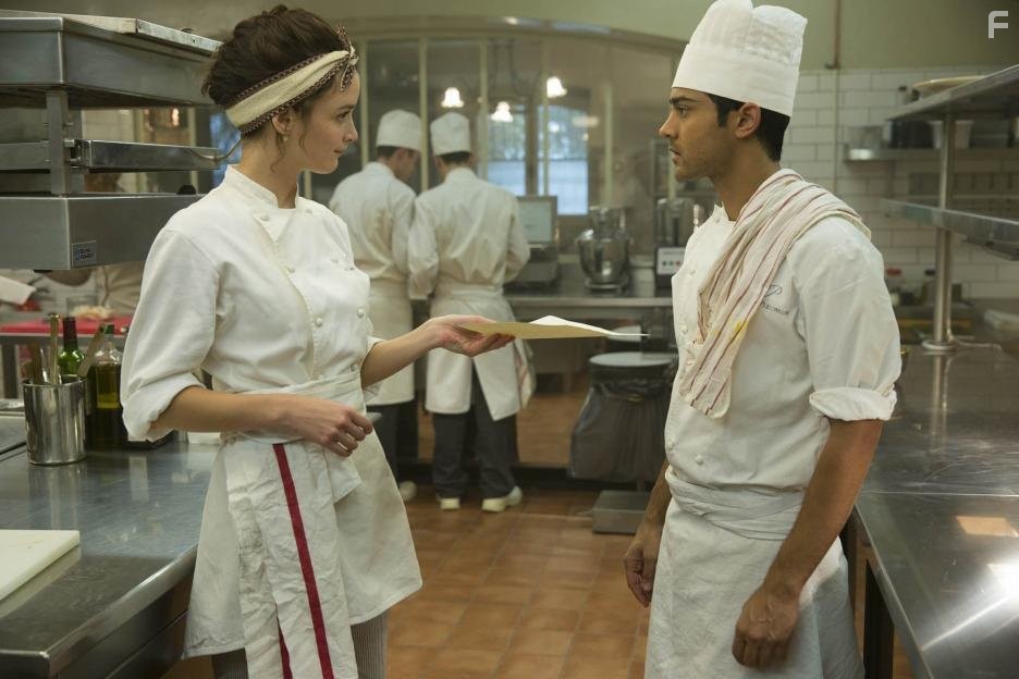 Manish Dayal and Charlotte Le Bon in Пряности и страсти (2014)