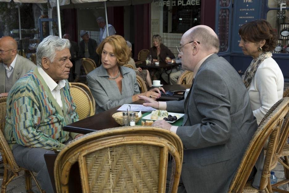 Helen Mirren and Om Puri in Пряности и страсти (2014)