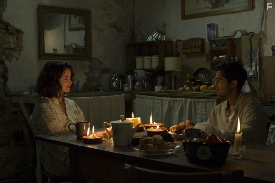 Manish Dayal and Charlotte Le Bon in Пряности и страсти (2014)