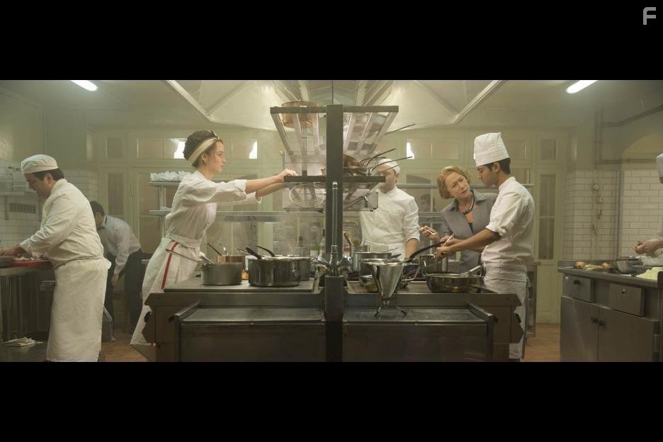 Helen Mirren, Manish Dayal, and Charlotte Le Bon in Пряности и страсти (2014)