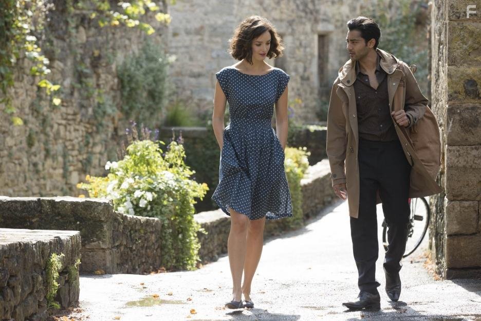 Manish Dayal and Charlotte Le Bon in Пряности и страсти (2014)
