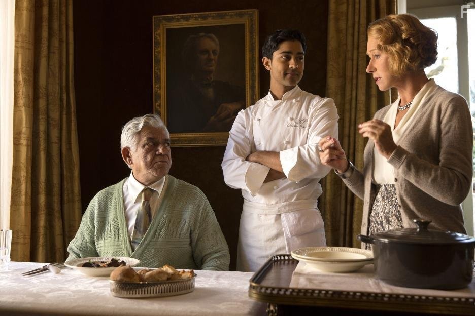 Helen Mirren, Om Puri, and Manish Dayal in Пряности и страсти (2014)