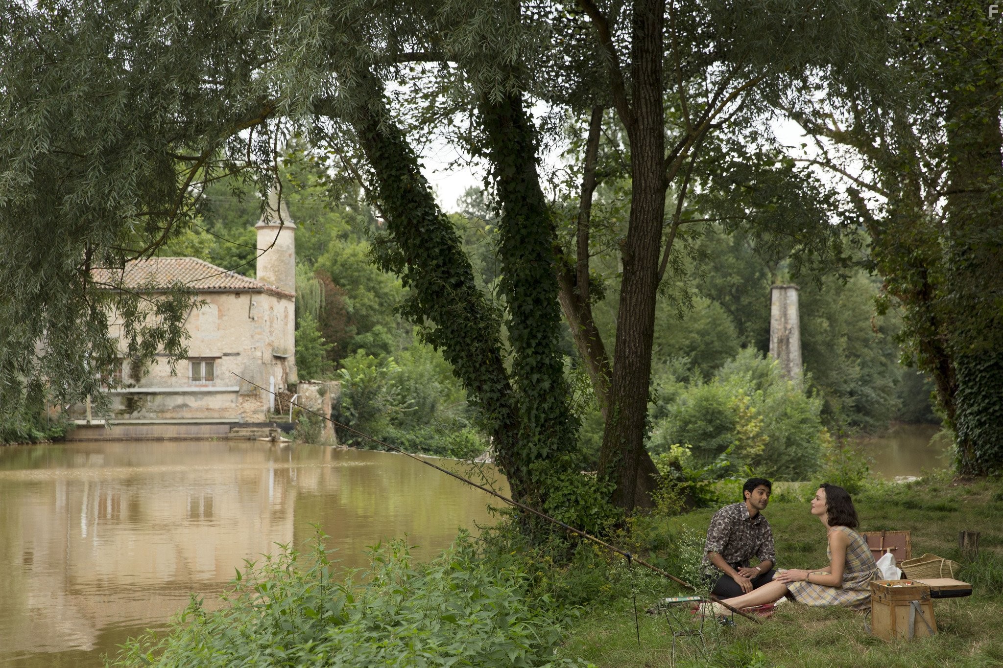 Manish Dayal and Charlotte Le Bon in Пряности и страсти (2014)