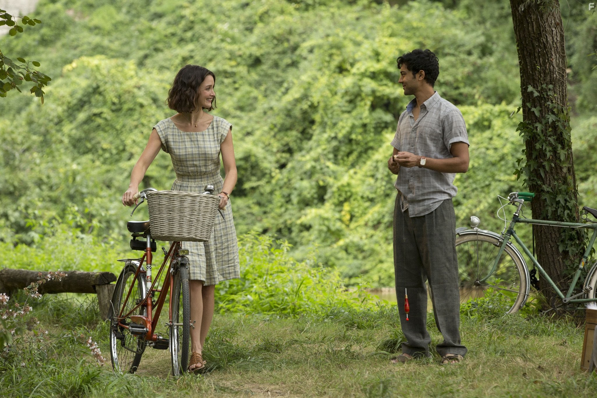 Manish Dayal and Charlotte Le Bon in Пряности и страсти (2014)